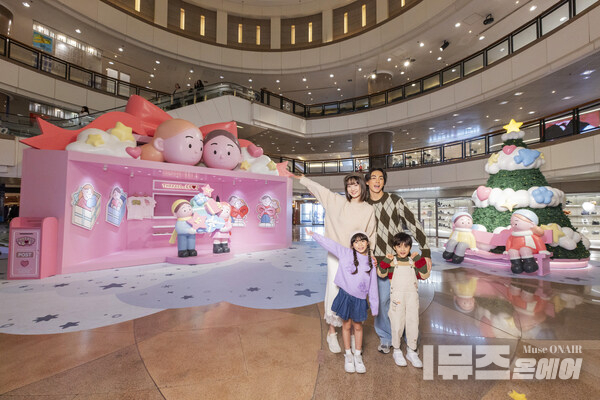 하버시티의 《Threads of Love》 인스톨레이션에서는 Sundae Kids의 거대한 핑크 선물 하우스 《This is for You》와 몽환적인 《Cloud-Kissed》 크리스마스 트리를 함께 만나볼 수 있습니다.