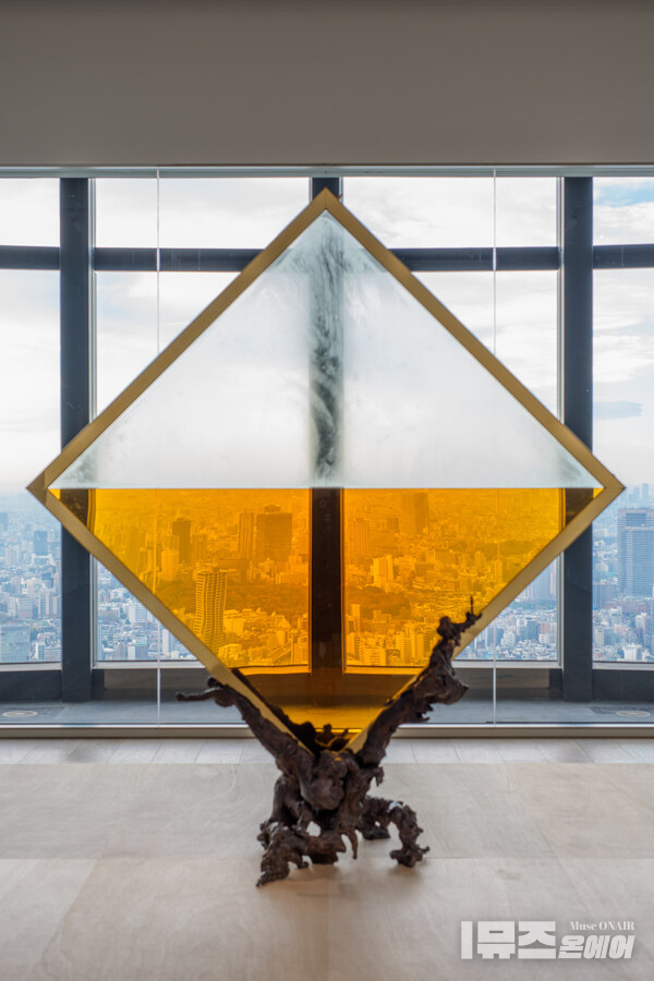 Wada Reijiro "MITTAG" 2025 Glass, brass, bronze, and brandy 238 x 212 x 79 cm Production Support / Courtesy: SCAI THE BATHHOUSE, Tokyo Installation view: "Roppongi Crossing 2025: What Passes Is Time. We Are Eternal.", Mori Art Museum, Tokyo, 2025-2026 Photo: Takehisa Naoki Photo courtesy: Mori Art Museum, Tokyo